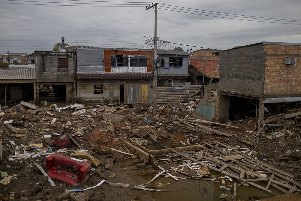 Enchente atingem bairro Sarandi em Porto Alegre, ruas do bairro com lixo, moveis e eletrodomésticos jogados nas ruas, 18/06/2024, foto: Myke Sena/DPU