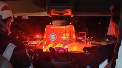 voluntários e bombeiros entregando alimentos e roupas a famílias desalojadas após tornado no Paraná