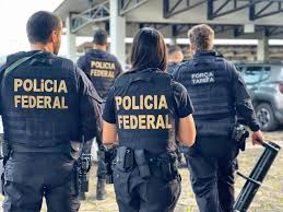 Agentes da Polícia Federal durante operação contra fraudes em benefícios.