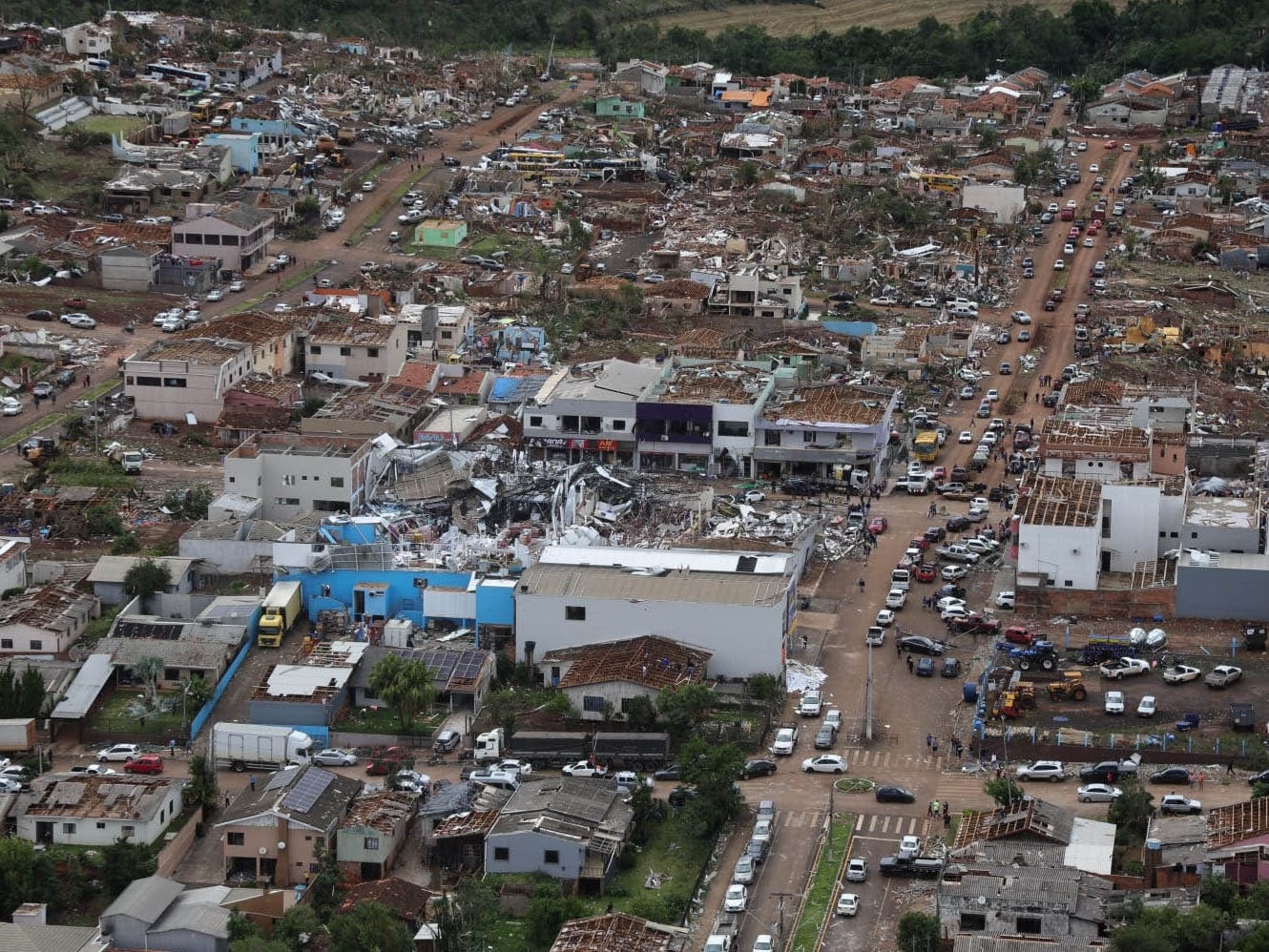 cidade paranaense destruída por tornado, com casas danificadas e ruas cobertas de destroços em Rio Bonito do Iguaçu